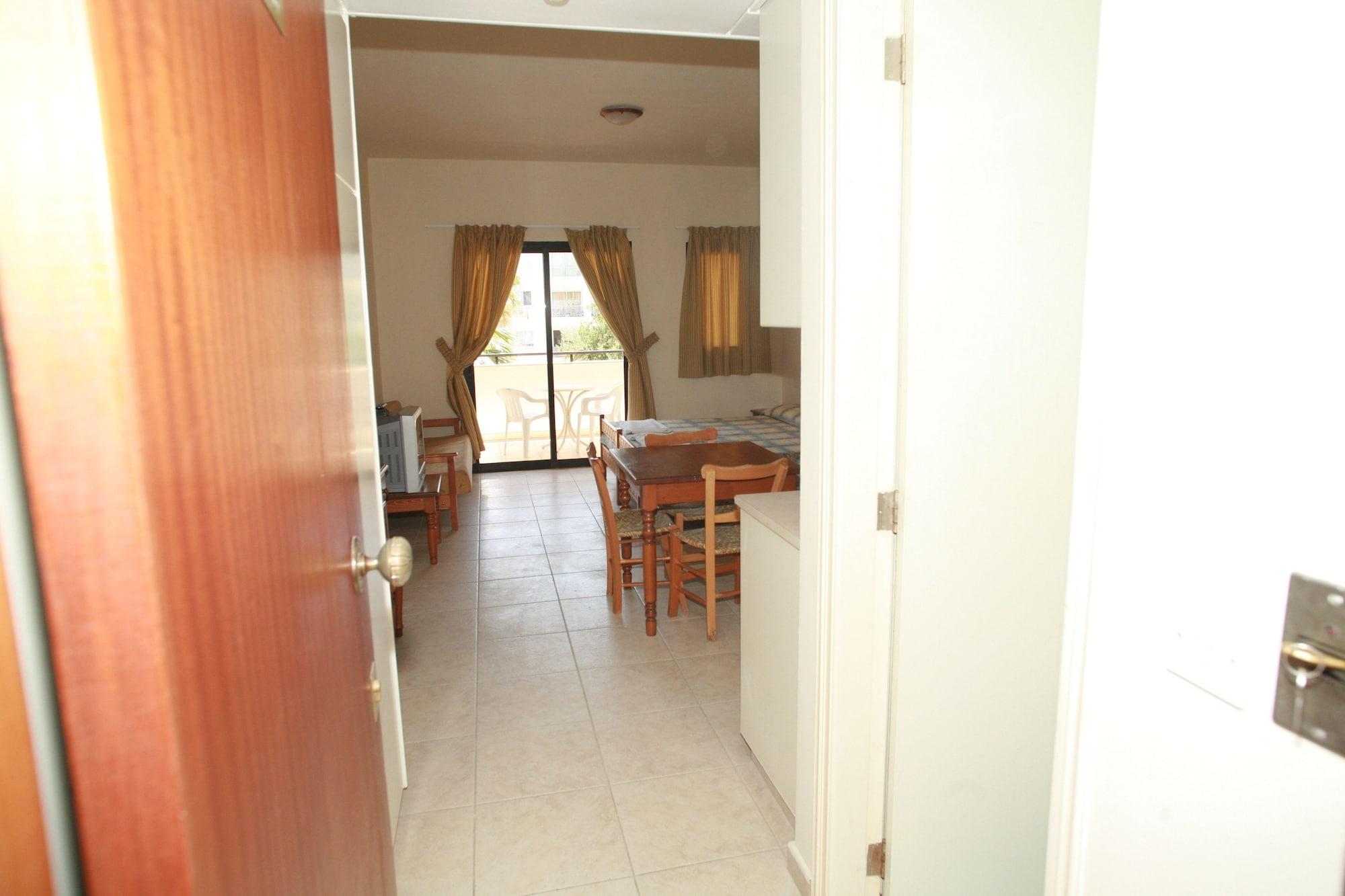 New York Plaza Hotel Apartments Paphos Exterior photo