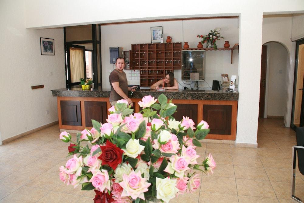 New York Plaza Hotel Apartments Paphos Exterior photo