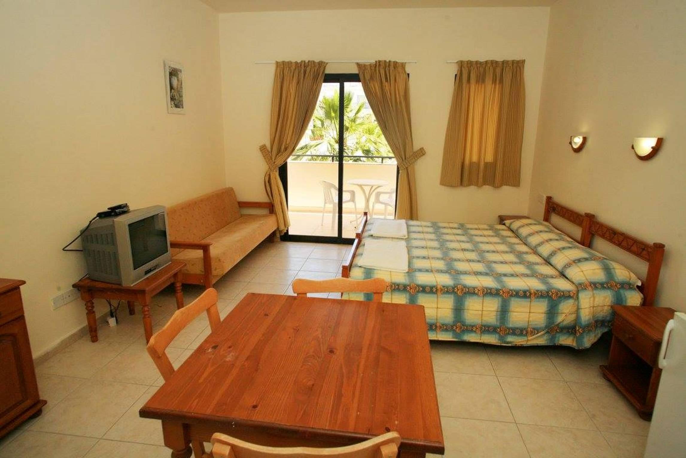 New York Plaza Hotel Apartments Paphos Exterior photo