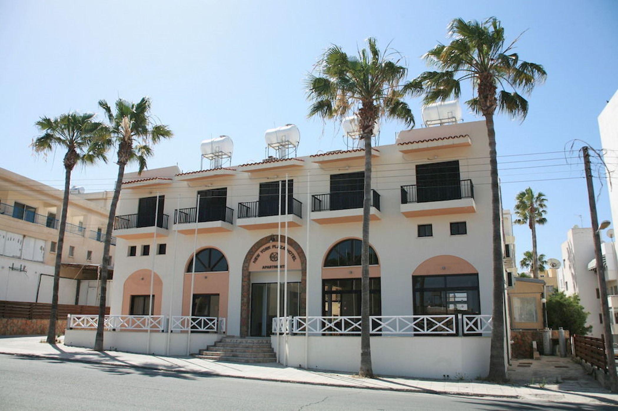 New York Plaza Hotel Apartments Paphos Exterior photo