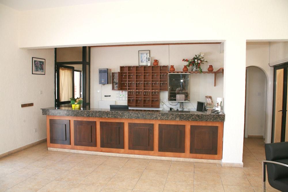 New York Plaza Hotel Apartments Paphos Exterior photo