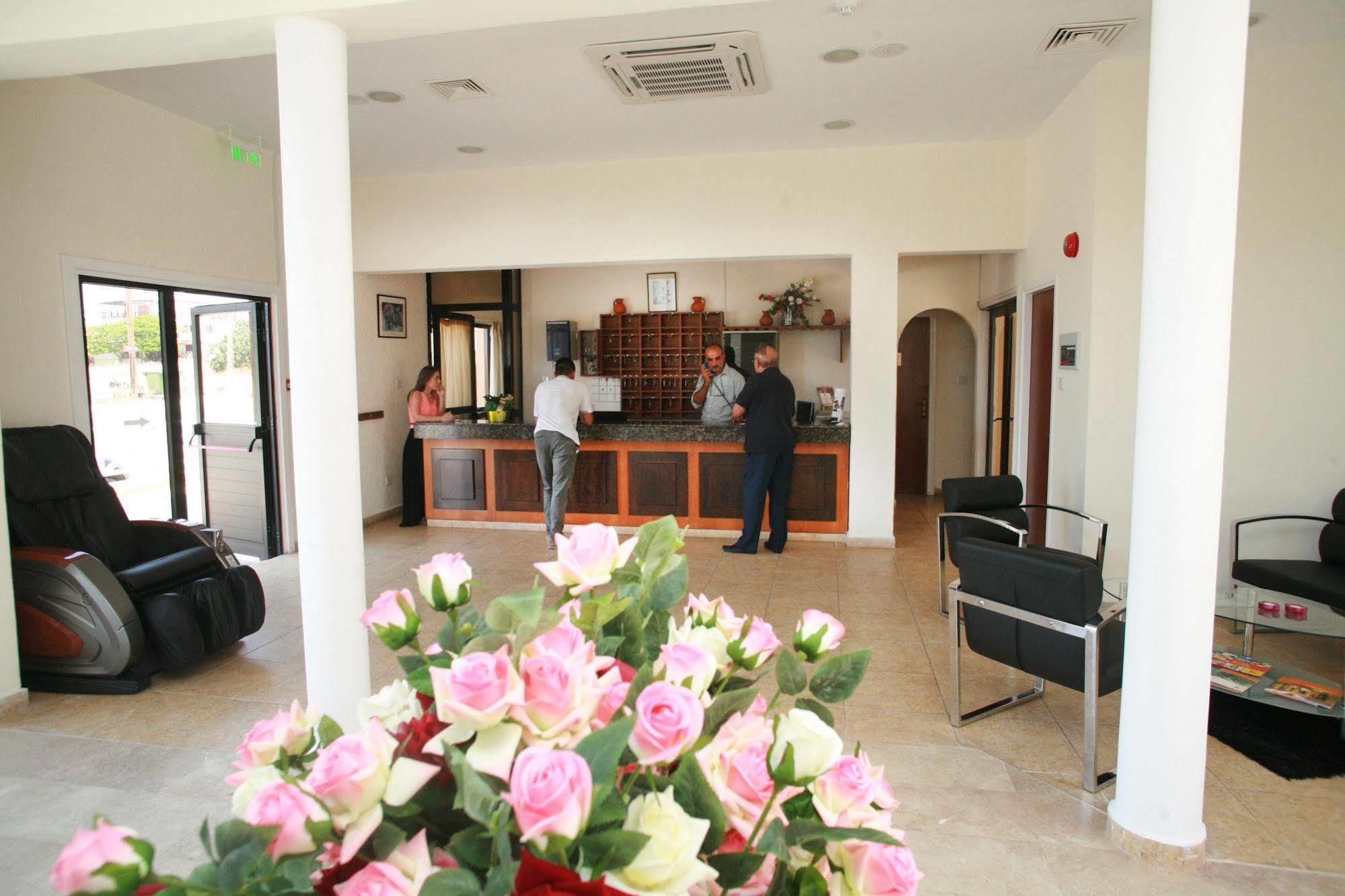 New York Plaza Hotel Apartments Paphos Exterior photo