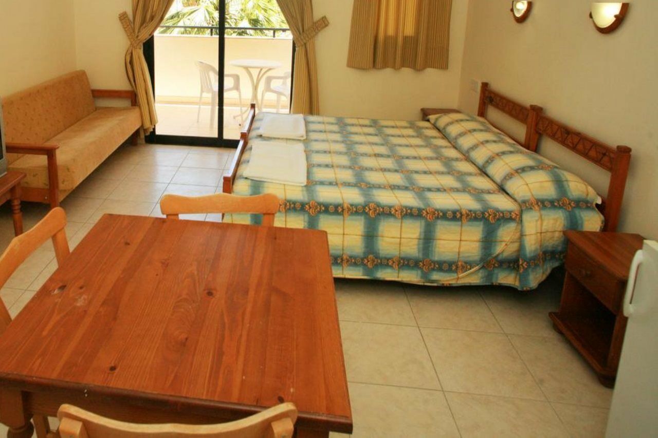 New York Plaza Hotel Apartments Paphos Exterior photo