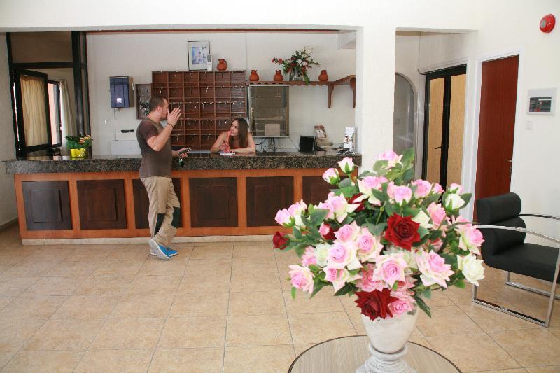 New York Plaza Hotel Apartments Paphos Exterior photo